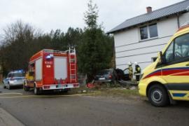 <b>Aktualizacja (29-10-18)<br>Renault uderzył w dom. Po kierowcę przyleciał helikopter. Wypadek <br>na ul. Łukowskiej w Czersku (ZDJĘCIA)</b>