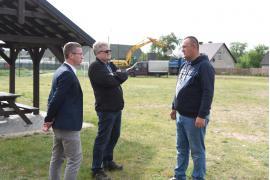 <b> GM. CZERSK. Spotkanie robocze na placu budowy sieci wodno-kanalizacyjnej w Mosnej (ZDJĘCIA) </b>