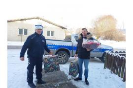 <b>Dzielnicowy przekazał prezenty dla czterech rodzin z powiatu chojnickiego (FOTO)</b>