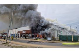 <b>CZERSK. Płonie `Chiński Market! w Czersku. Trwa akcja gaśnicza. Duże zadymienie - nie otwierajcie okien (ZDJĘCIA, WIDEO)</b>