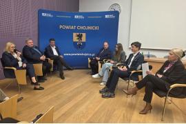 <b>Forum Dialogu Pokoleń. Relacje - ich poprawa, wzajemne zrozumienie i szacunek. Przedstawiciele m.in. Młodzieżowej Rady Miejskiej w Czersku oraz Powiatowej Rady Seniorów, samorządowcy (ZDJĘCIA)</b>