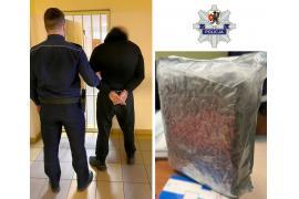 <b>POW. STAROGARDZKI.Uciekał przed policją, potracił funkcjonariusza. W aucie 3 kg marihuany</b>