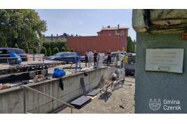 <b>CZERSK. Trwa montaż podnośnika pionowego przy budynku Dziennego Domu `Senior+` w Czersku  (ZDJĘCIA)</b>