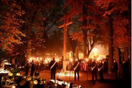 <b>CZERSK. Dzień Zaduszny - cmentarz parafialny wypełniony był nie tylko światłem zniczy, ale również modlitwą wiernych (ZDJĘCIA)</b>