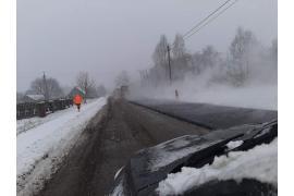 <b>Remont ul. Tucholskiej w Czersku. Masa trafia na tzw. maź śnieżną zalegającą na drodze</b>