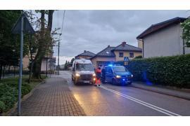 <b>CZERSK. Policja i ZRM na ul. Batorego w Czersku. Zgłoszenie: Mężczyzna siedział na chodniku </b>