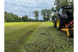 <b>GM. CZERSK. Prace poprawiające jakość płyty boiska w Łęgu (FOTO)</b>