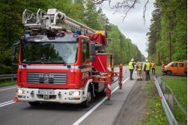 <b>Wspólna akcja leśników i strażaków. Gałęzie zagrażały ruchowi drogowemu na berlince (ZDJĘCIA)</b>
