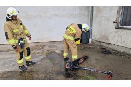 <b>CZERSK. Pożar hulajnogi. Interwencja strażaków - ul. Starogardzka (ZDJĘCIA)</b>