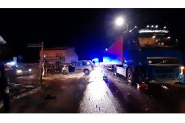 <b>AKTUALIZACJA<br>Zderzenie ciężarówki z osobówką w Czersku. Kierowca jednego z aut oddalił się z miejsca kolizji. Szofer TIR-a: Wjechał na mój pas ruchu</b>