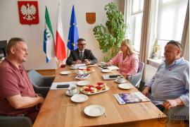 <b>GM. CZERSK. Burmistrz i radni powiatowi rozmawiali o priorytetach na najbliższy czas – m.in. tematy: drogi, inwestycje, apteka, porządki, bezpieczeństwo pod wiaduktem</b>
