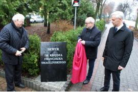<b>Mord pod Gutowcem - wydali <br>na śmierć swoich sąsiadów... Odsłonięcie tablicy przy Cmentarzu Honorowym w Czersku (ZDJĘCIA)</b>