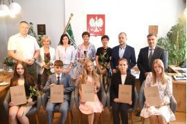 <b>GM. CZERSK. Burmistrz wręczył nagrody najlepszym absolwentom. Gratulacje i życzenia</b>