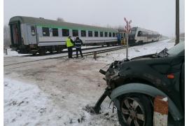 <b>Kierowca nie wyhamował i wjechał w pociąg. Policja apeluje o ostrożność (ZDJĘCIA)</b>
