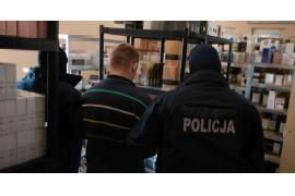 <b>Sprzedawali w Internecie podrobione kosmetyki światowych marek. Policjanci zatrzymali 4 osoby, zlikwidowali magazyn (w pow. starogardzkim) i zabezpieczyli kilka tysięcy sztuk produktów (FOTO)</b>