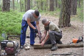 <b>GM. CZERSK. Montaż nowych drogowskazów w Rezerwacie Przyrody `Kręgi Kamienne` w Odrach (FOTO)</b>