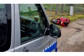 <b>CZERSK. 19 - latek uciekał motocyklem przed policjantami – zakończył jazdę na ogrodzeniu, trafił do szpitala (ZDJĘCIA)</b>
