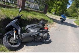 <b>AKTUALIZACJA - WSTĘPNE USTALENIA POLICJI. GM. CZERSK. Zdarzenie drogowe z udziałem skutera - m. Kłodnia, gm. Czersk. Mężczyzna uderzył w kamień (ZDJĘCIA, WIDEO)</b>