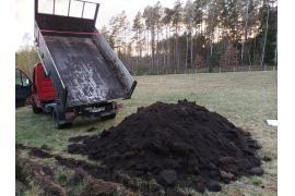 <b> TRANSPORT. SAMOCHÓD Z WYWROTEM, BUS I PRZYCZEPA. WĘGIEL, OPAŁ, ŻWIR, BETON, MEBLE, DŁUŻYCA (ZDJĘCIA)</b>