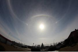 <b>CZERSK. Niezwykłe zjawisko na niebie – mieszkańcy mogli podziwiać halo słoneczne (ZDJĘCIA, WIDEO)</b>