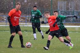 <b> CZERSK. Borowiak Czersk wygrywa w śniegu z Gwiazdą Karsin. BRAWO! (ZDJĘCIA, WIDEO) </b>