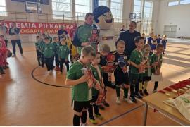 <b>GM. CZERSK. Młodzi zawodnicy Zieloni Łąg w turnieju. Było zwycięstwo, gole i radość z gry (ZDJĘCIA, PODZIĘKOWANIA)</b>