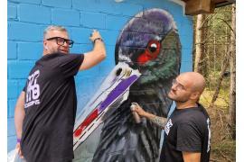 <b>GM. CZERSK. Murale bielika i bociana czarnego na przystanku w Ustroniu – prace ruszyły. Brawo wykonawcy -  Marek i Rafał! (ZDJĘCIA, WIDEO)</b>