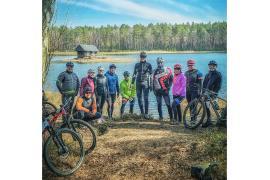 <b> CZERSK. Relacja z kolejnej wyprawy rowerowej. Wspólna akcja Rock&Bike Team oraz wizjalokalna.pl: pamiętajcie o zakładaniu kasków! (ZDJĘCIA) </b>