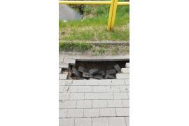 <b>AKTUALIZACJA - uszkodzenie również w parku Borowiackim. CZERSK. Ul. Wielewska - pojawiło się zapadlisko na terenie ciągu pieszo-rowerowego. Zachowajcie ostrożność! (ZDJĘCIA) </b>
