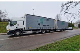 <b>CZERSK. Kierowca ciężarówki zrezygnował z przejazdu pod wiaduktem i cofając uderzył w osobowe auto (ZDJĘCIA)</b>