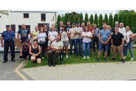 <b>Poszkodowani rolnicy, m.in. z gm. Czersk, protestują pod domem właściciela firmy, bo już wyszedł z aresztu... (ZDJĘCIA)</b>