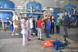 <b>Prezes czerskiej spółki zapewniał dzieci – kranówkę można pić. Ciekawa wycieczka dzieci z SP3 (FOTO)</b>