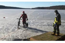 <b>POWIAT CHOJNICKI. Jechał rowerem po tafli jeziora, wpadł do wody. Pod wędkarzem załamał się lód… (FOTO)</b>
