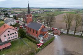 <b> POW. CHOJNICKI. Ćwiczenia ratowniczo-gaśnicze na obiekcie kościoła - na miejscu strażacy m.in z OSP Czersk</b>