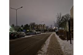 <b>CZERSK. Awaria oświetlenia w centrum Czerska. Firmie nie udało się jej usunąć. Nie wiadomo kiedy lampy zaczną działać. Mieszkanka Czerska: Jest ślisko, ciemno i nietrudno o upadek (ZDJĘCIA)</b>