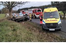 <b> POW. CHOJNICKI. Wyprzedzał, uderzył w drzewo, dachował - zderzenie dwóch aut. Policjanci apelują o ostrożność na drodze (FOTO, WIDEO)</b>