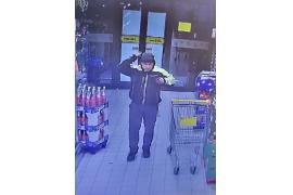 <b>POW. CHOJNICKI. Policjanci poszukują mężczyzny, który płacił cudzą kartą</b>