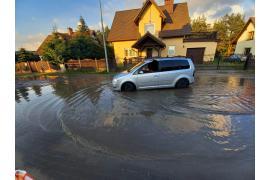 <b>CZERSK. Ludzie mają już dość. Woda wlewa się na posesje. Wielkie zastoisko na ulicy. Apel do władz gminy Czersk (ZDJĘCIA)</b>