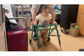 <b>Klementynka z Czarnej Wody szybko zauważyła, że jest mniejsza od rówieśników i bardzo chciała im dorównać. Zbiórka na rehabilitację</b>