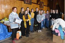 <b>CZERSK. Zbiórka darów dla Ukraińców. Wolontariusze: Ludzie dzielą się tym, co mają (LISTA, ZDJĘCIA)</b>