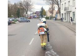 <b>CZERSK. Strażacy neutralizują plamę powodującą śliskość  - odcinki na dwóch ulicach (FOTO) </b>