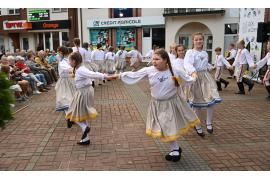 <b>CZERSK. Międzynarodowy Festiwal Folkloru w Czersku. Wiele, Karsin, Słowacja, Rumunia - poprzez taniec i muzykę opowiedzieli historię swojego regionu (ZDJĘCIA, WIDEO)</b>