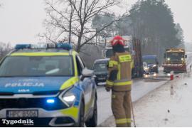 <b>Trasa Czersk - Tuchola. Bardzo trudne warunki na drodze. Miejscami jest `szklanka` (WIDEO, ZDJĘCIA). Jest APEL o skrzynki z piaskiem w Czersku</b>