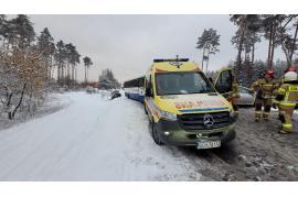 <b> Ślisko na drogach – kolizje i niebezpieczne zdarzenia. Miejscami `szklanka` na jezdniach, m.in. w Czersku. Apel do drogowców i zarządców traktów (FOTO)</b>