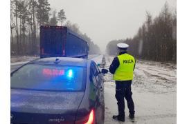 <b> POW. CHOJNICKI. TRUDNE WARUNKI DROGOWE, POLICJANCI APELUJĄ O OSTROŻNOŚĆ. Komunikat CBPM - intensywne opady śniegu m.in. w gm. Czersk </b>