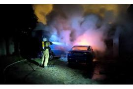 <b>CZERSK. Doszło do podpalenia? Pożar dwóch samochodów – ul. Dworcowa w Czersku (ZDJĘCIA, WIDEO)</b>