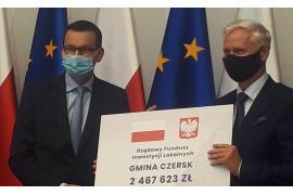 <b>Premier rozdał symboliczne czeki. Niespełna 2,5 mln zł dla Czerska (FOTO)</b>