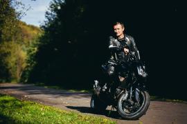 <b> Jakie spodnie na motocykl wybrać? Tym warto się kierować! </b>
