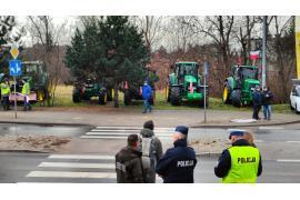 <b> POW. CHOJNICKI. Uwaga Kierowcy! W Silnie na DW240 trwa protest rolników (ZDJĘCIA) </b>