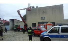 <b>(AKTUALIZACJA, godz.16.00)<br>Mężczyzna wszedł na komin zakładu w Czersku, służby w akcji (FOTO)</b>